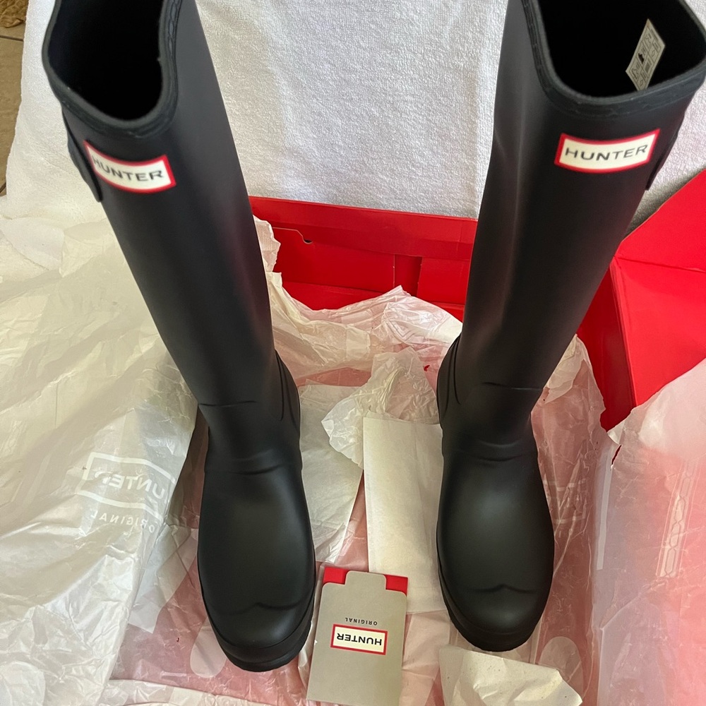 Classic HUNTER black rain boots. Size 9 woman’s